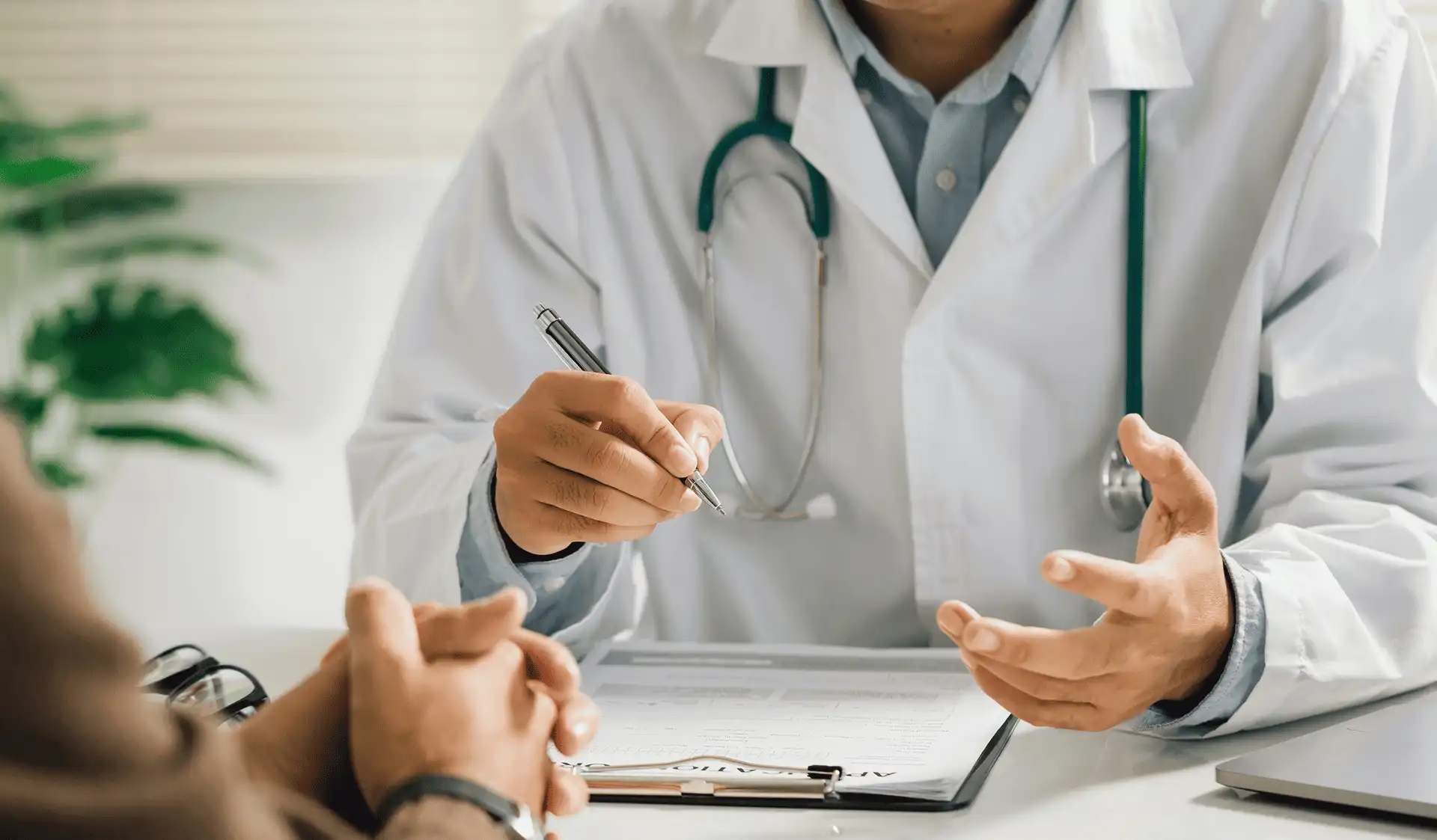 Professionnel de santé en blouse blanche